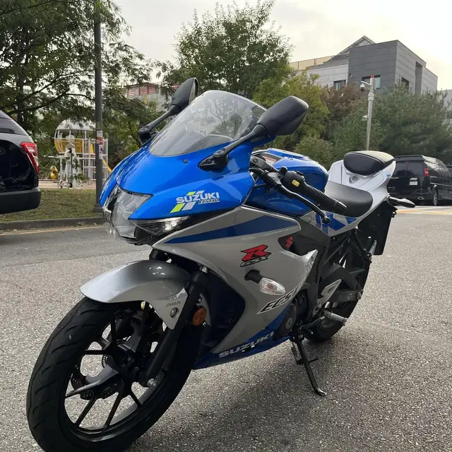 gsxr-125 21년식 스페셜카울 300만원 급매합니다