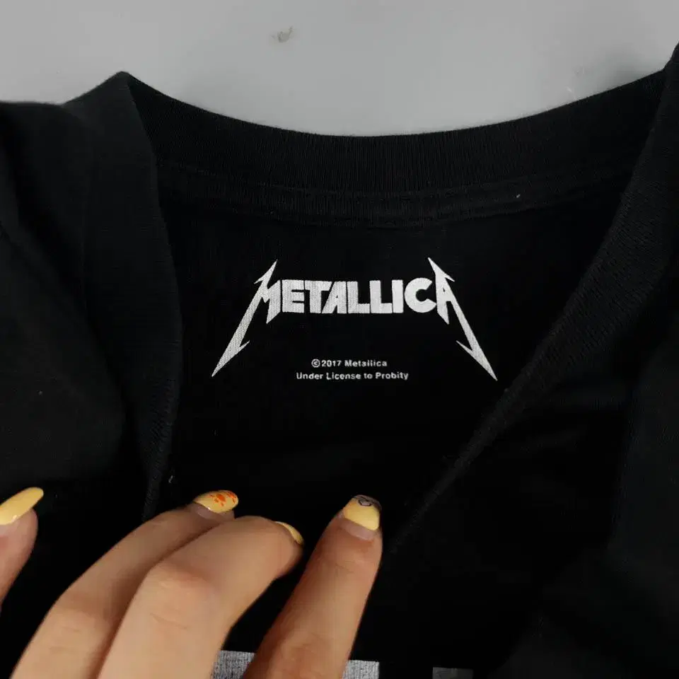 METALLICA X GU 블랙 화이트 미드 로고 반팔 티셔츠  SIZE