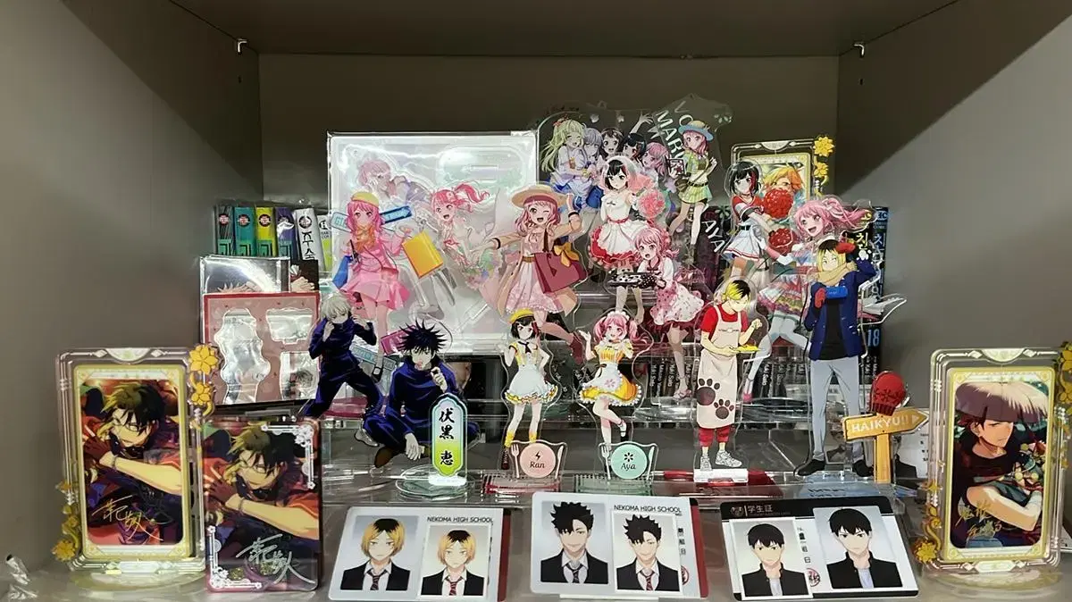 Sells Bangdream, Zuu, Haikyuu, and Anstar acrylic 