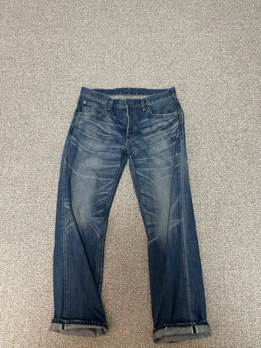 Levi's 502 sells