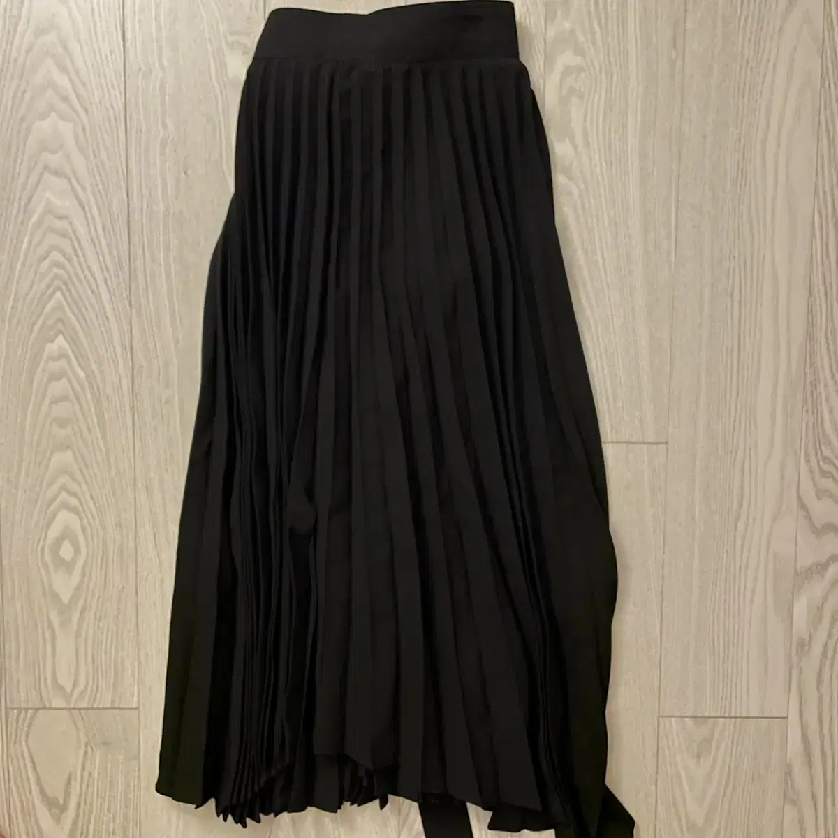 렉토 RECTO asymmetric pleated sk. BLACK