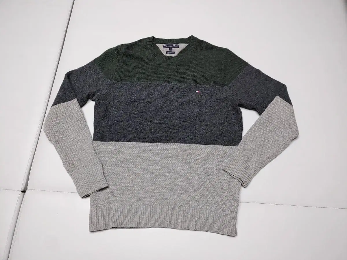 M Tommy Hilfiger Wool knit zip-up sweaterKaratis sweater