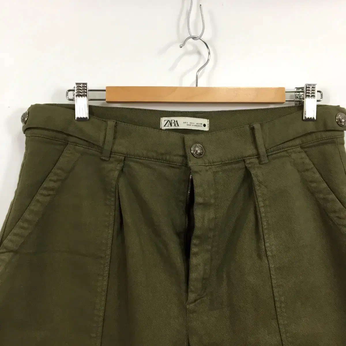 ZARA Cotton Pants 자라맨,자라치노팬츠,와이드핏,카키,치노팬츠 on Bunjang Global Site. Zara Cotton Pants 자라맨,자라치노팬츠,와이드핏,카키,치노팬츠 On Bunjang Global Site.