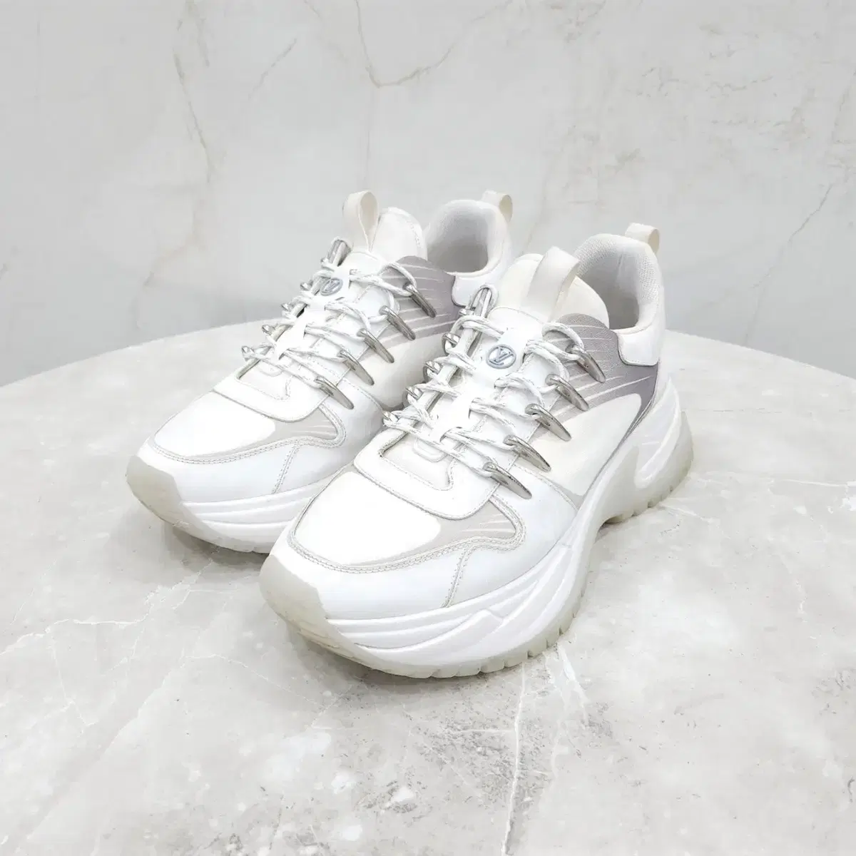 6.5 / Louis Vuitton White Monogram Pulse Runaway Sneakers