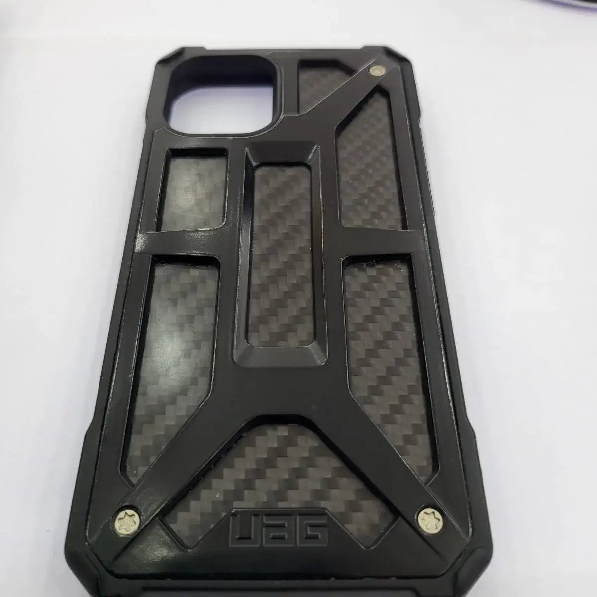 I'm selling my UAG Monarch Carbonfire case for iPhone 11 Pro, grade A.