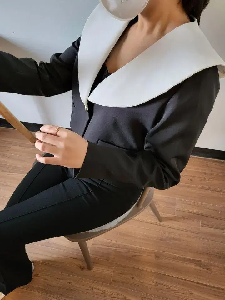 Cropped-collar jacket