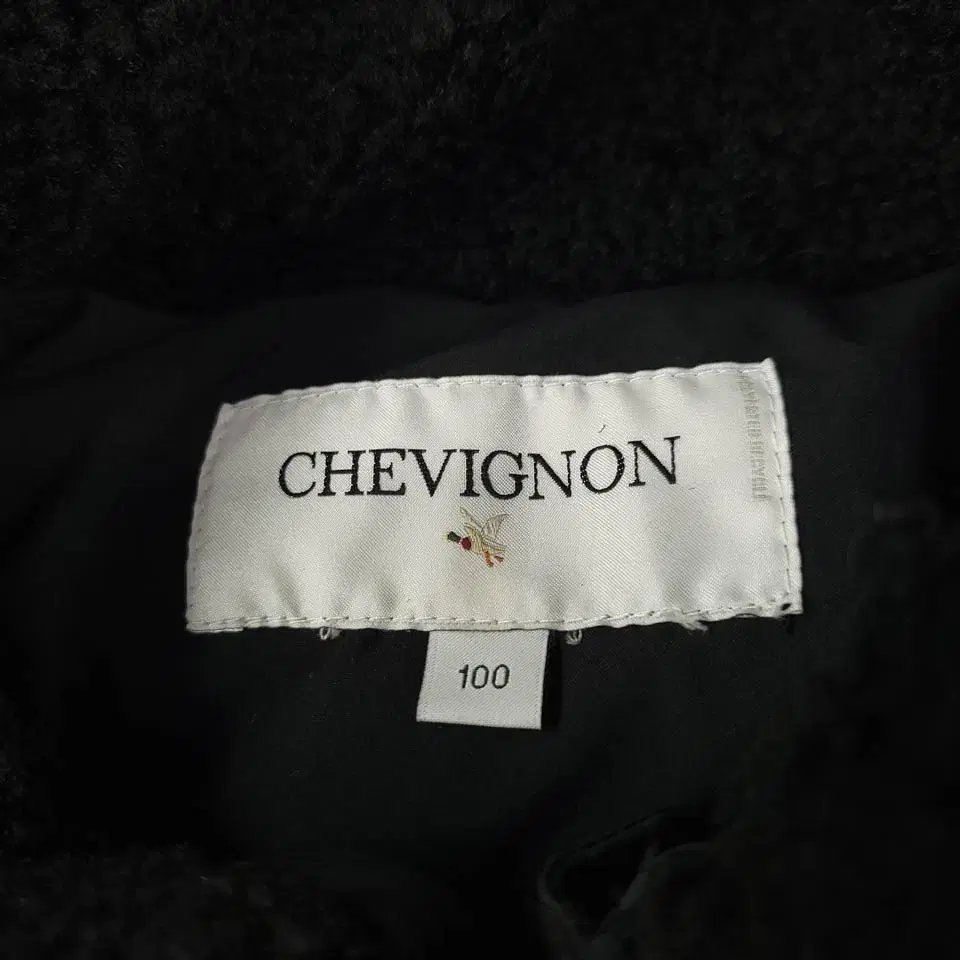 CHEVIGNON 쉐비뇽 블랙 톤톤 로고패치 멀티포켓 네크비조 비건레더