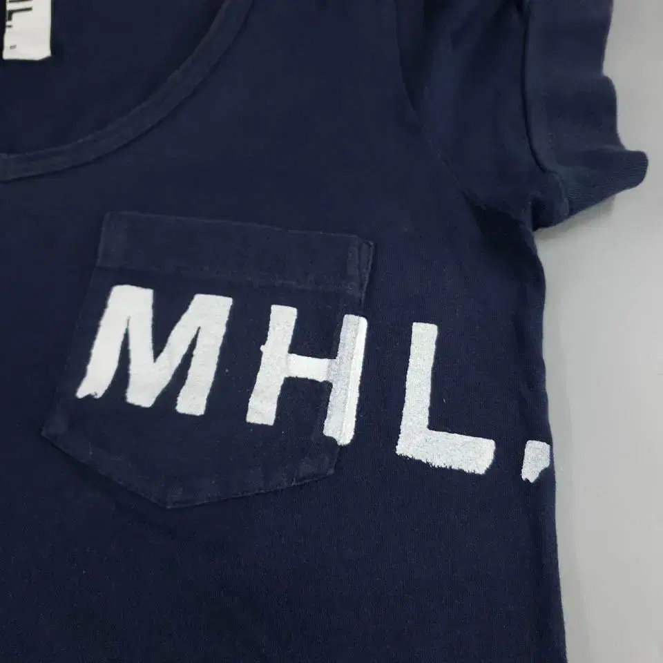 MHL 마가렛호웰 네이비 화이트 로고 U넥 와이드넥  원포켓 슬림핏 반팔