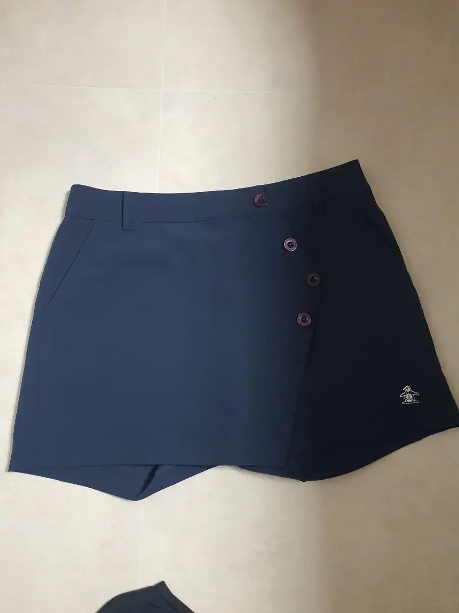 Almost New MENSINGWEAR Golf Skort