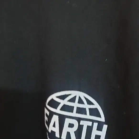 EARTH 블랙 박스티