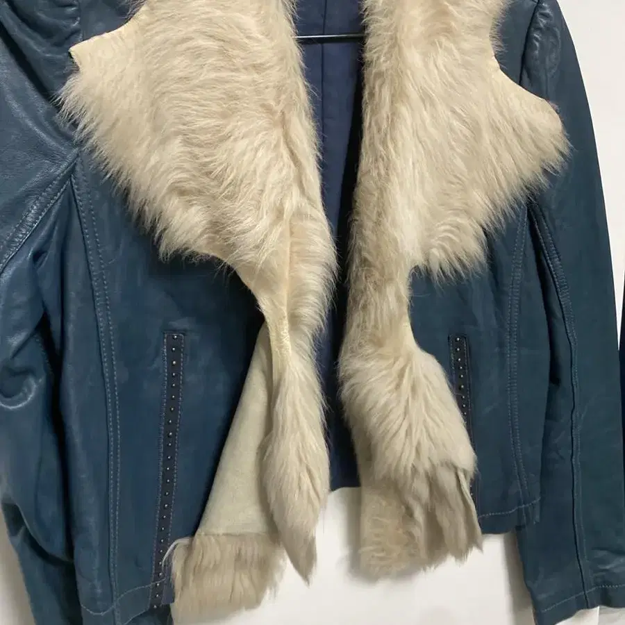 실루엣 Blue fur detail sheep skin jacket