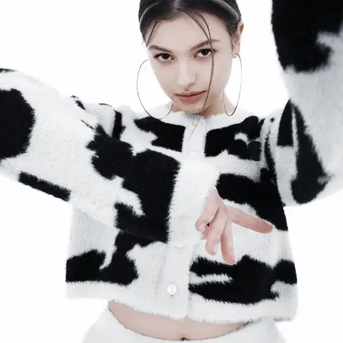 스컬프터 Moo Fuzzy Crop Cardigan