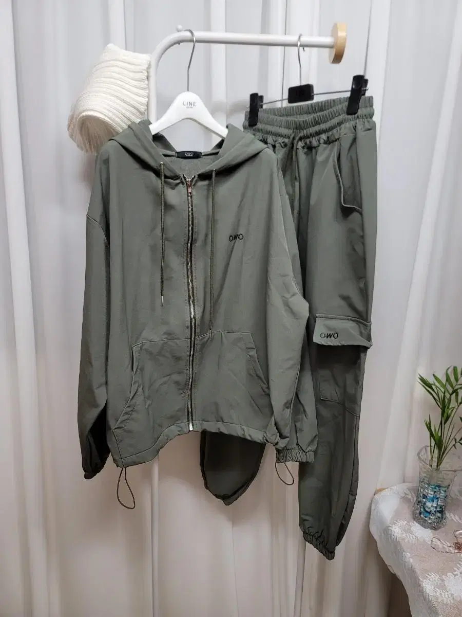 Anorak, hooded zip-up jacket, jogger pants set