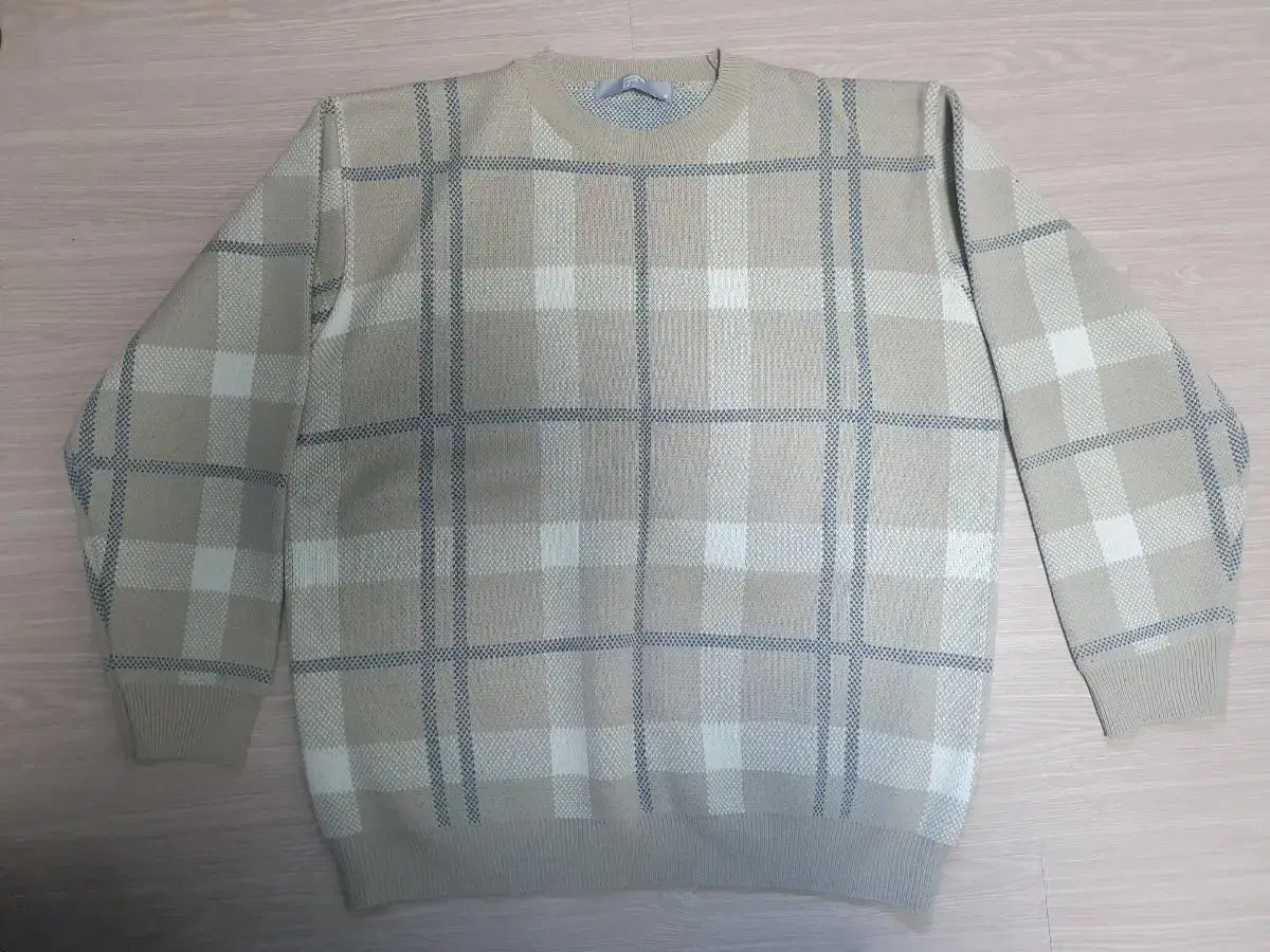 E.JI's beige checked knit sells.