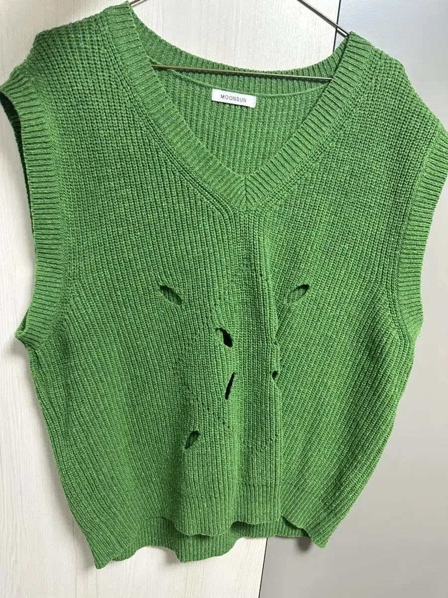 Knit vest with punched creases