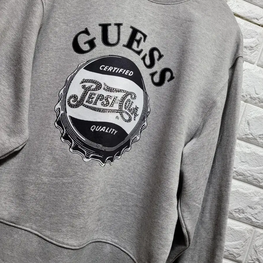 게스 guess 펩시콜라보 그레이 맨투맨