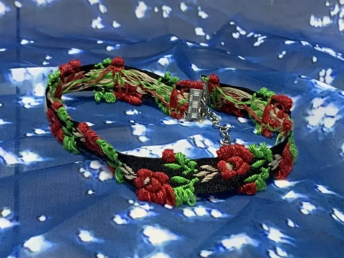 Quick sale) Rose embroidery choker