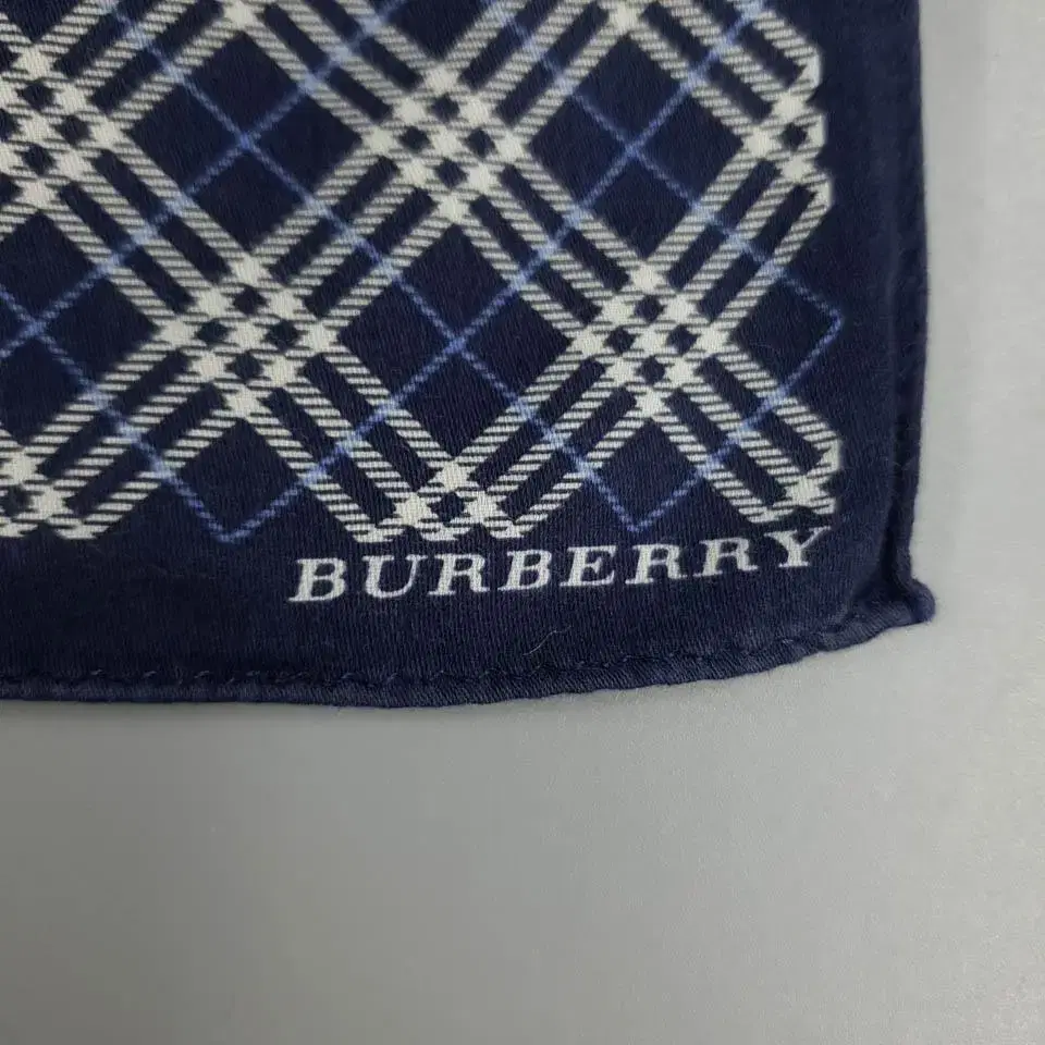 BURBERRY 버버리 네이비 노바체크 패턴 코튼 행커치프 쁘띠 스카프