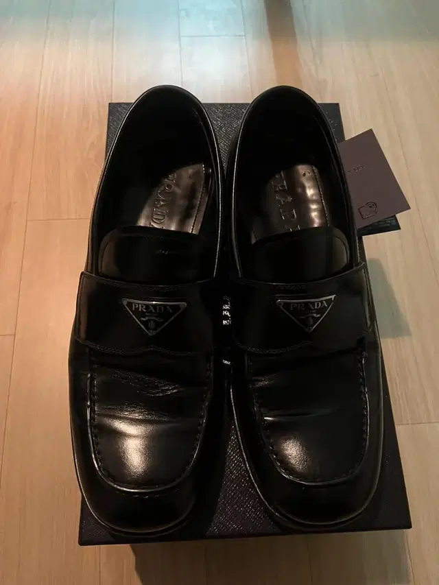 PRADA 삼각로고 로퍼 블랙 260