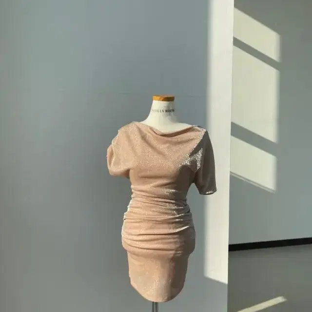 (새상품)마틸리룸 Gloria mini dress 판매합니다.