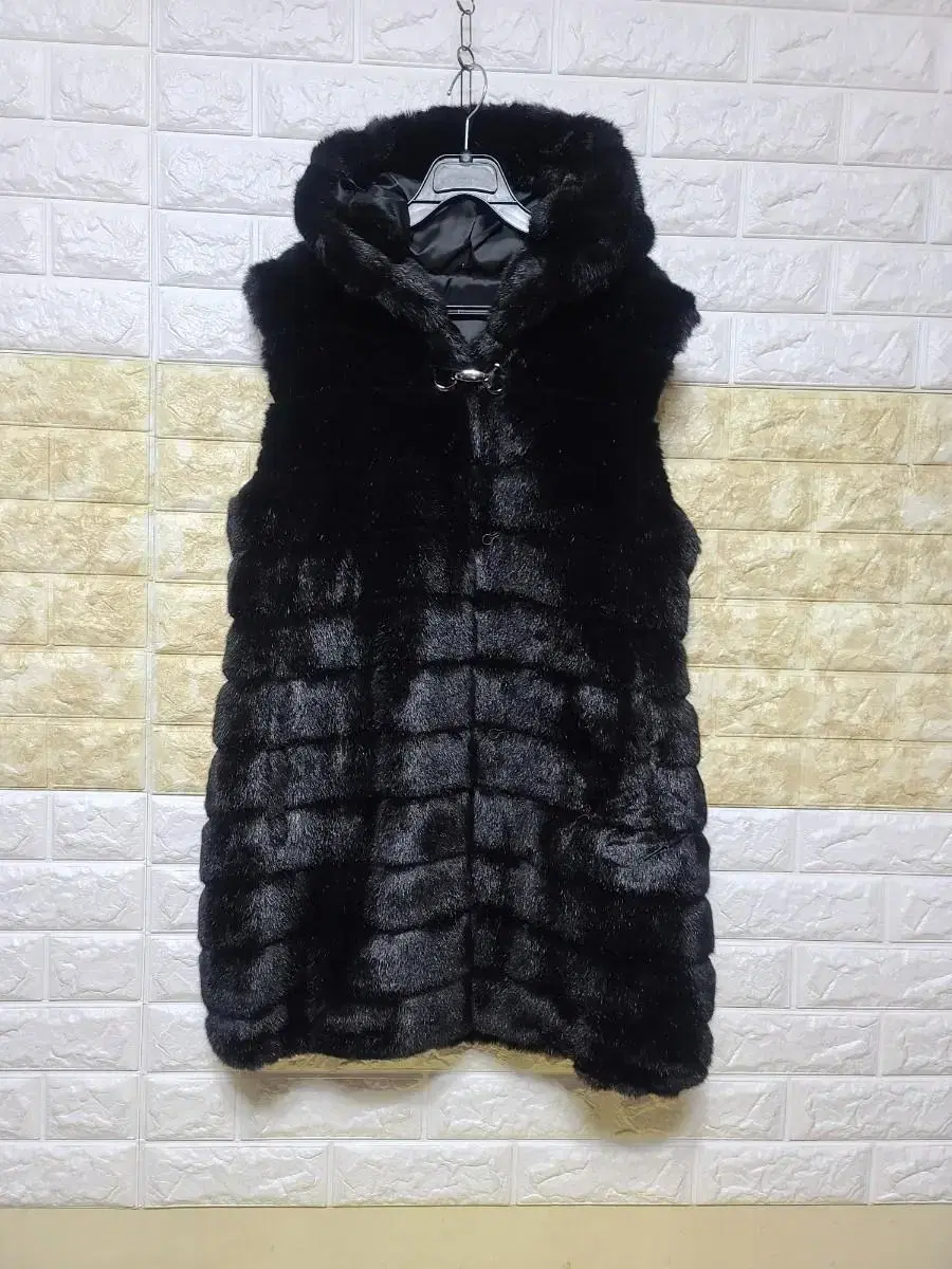 ConditionExcellent Womens Black Fur Eco Hooded Vestㅡ55~66