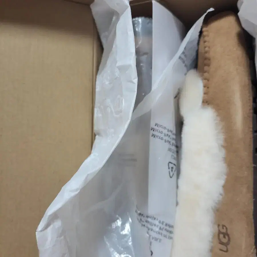 정품.새상품)22년 신상  UGG DAKOTA SPILL SEAM