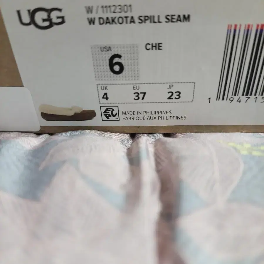 정품.새상품)22년 신상  UGG DAKOTA SPILL SEAM