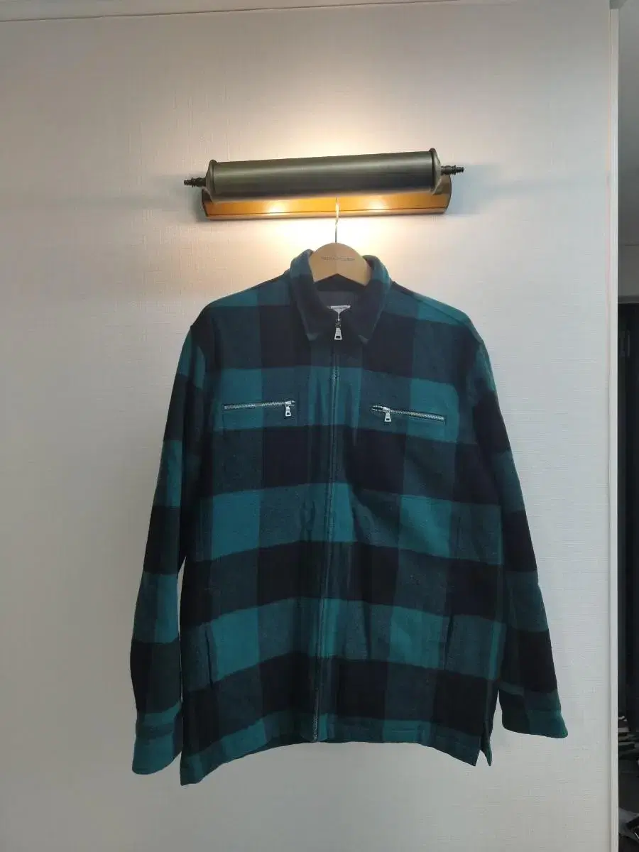 L) Levi's Checker Woolen Jumper sells