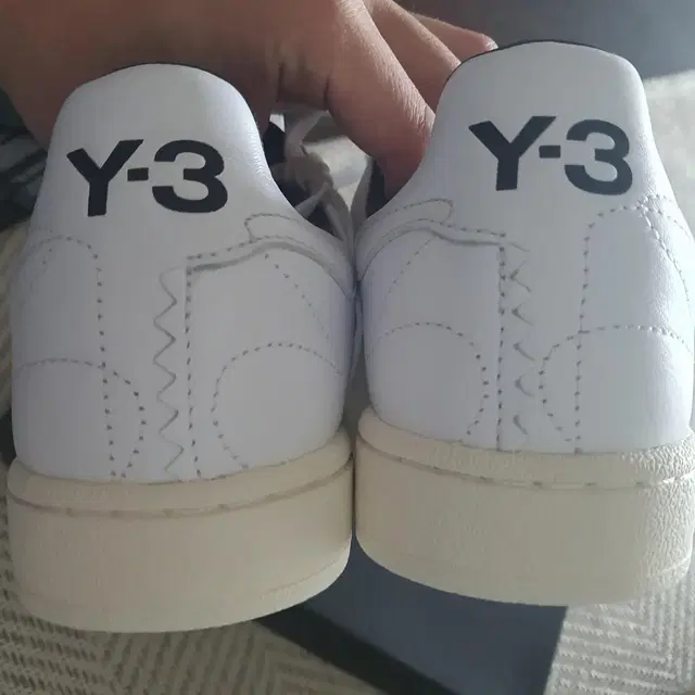 Y-3 요지 코트 스니커즈 255사이즈 팝니다.