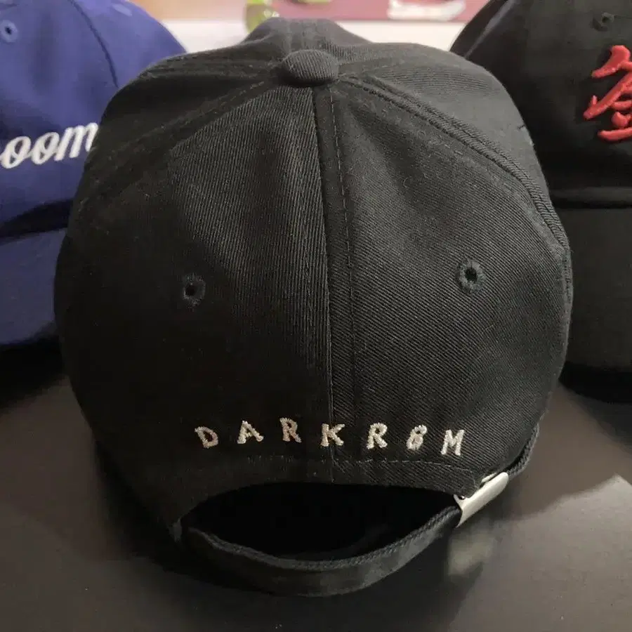 Darkr8m Studio 다크룸 스튜디오 실버 로고 캡