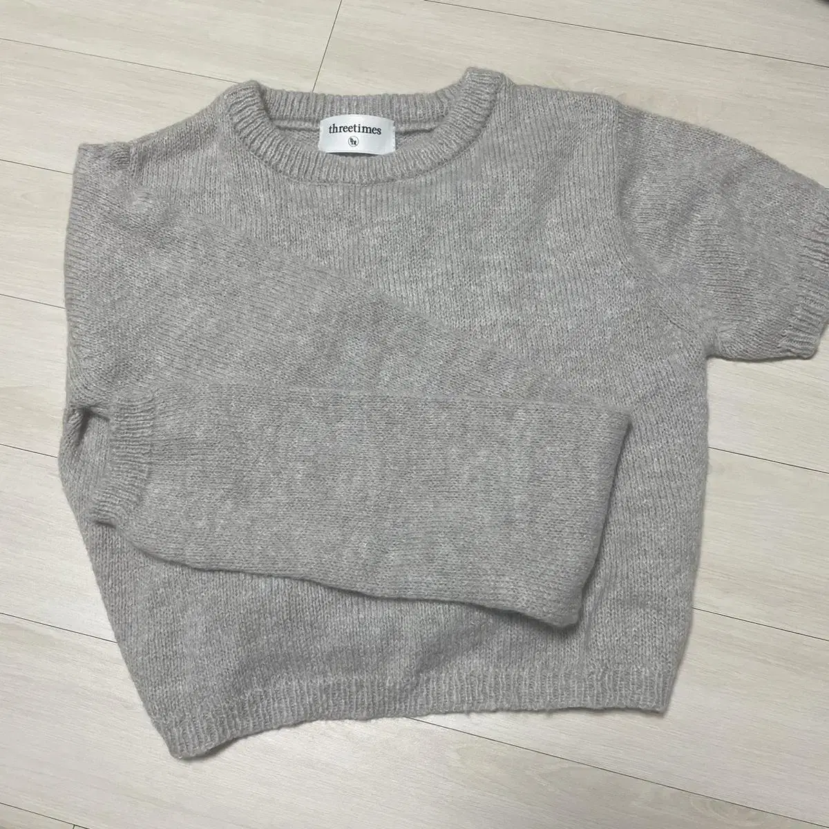 (새상품) 쓰리타임즈 Mohair back hole knit 베이지그레이