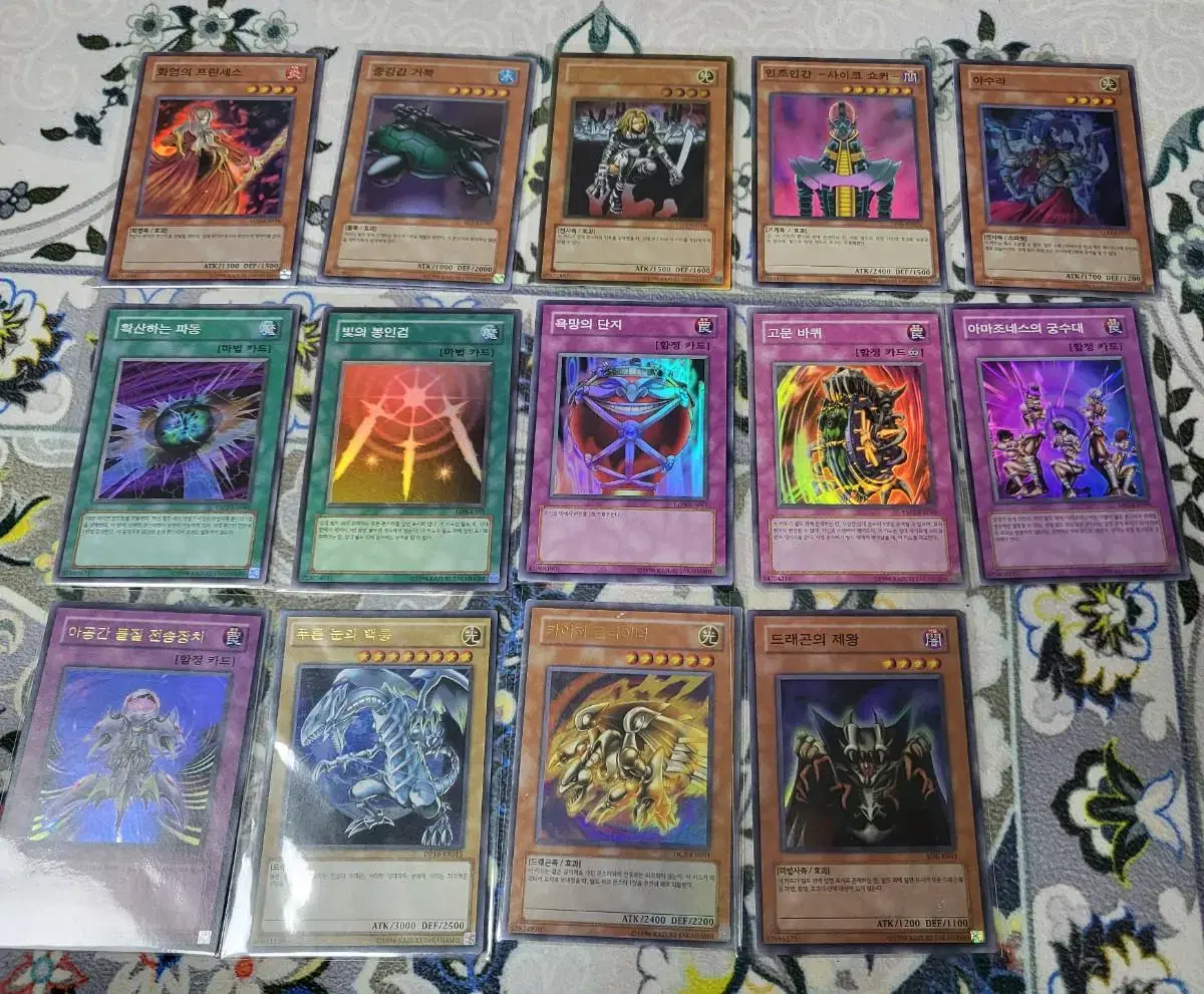 I sell classic Yu-Gi-Oh kards for 1000 won per card.