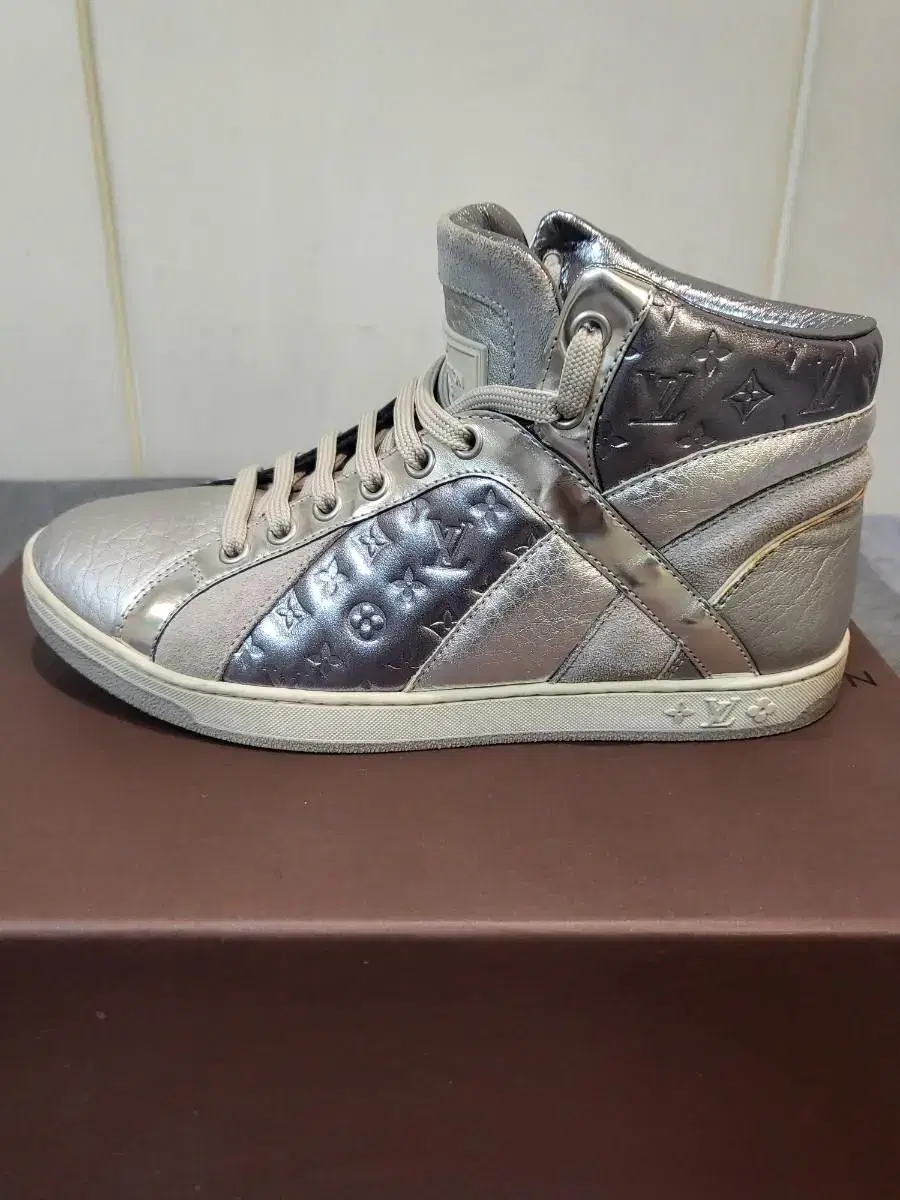 Free shipping Louis Vuitton genuine high-top sneakers 34 (size 215)