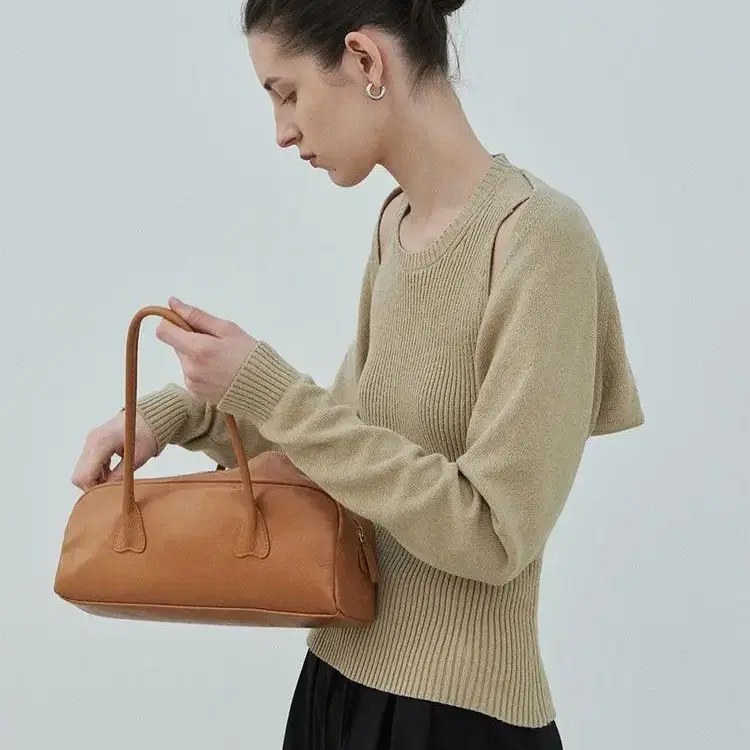 (새상품) 다이애그널 가방 heart handle bag camel