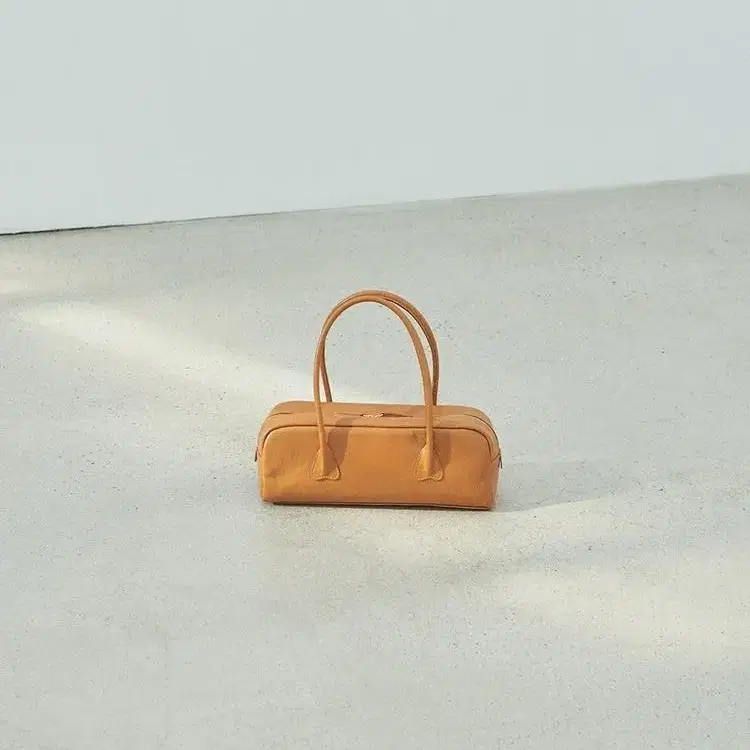 (새상품) 다이애그널 가방 heart handle bag camel