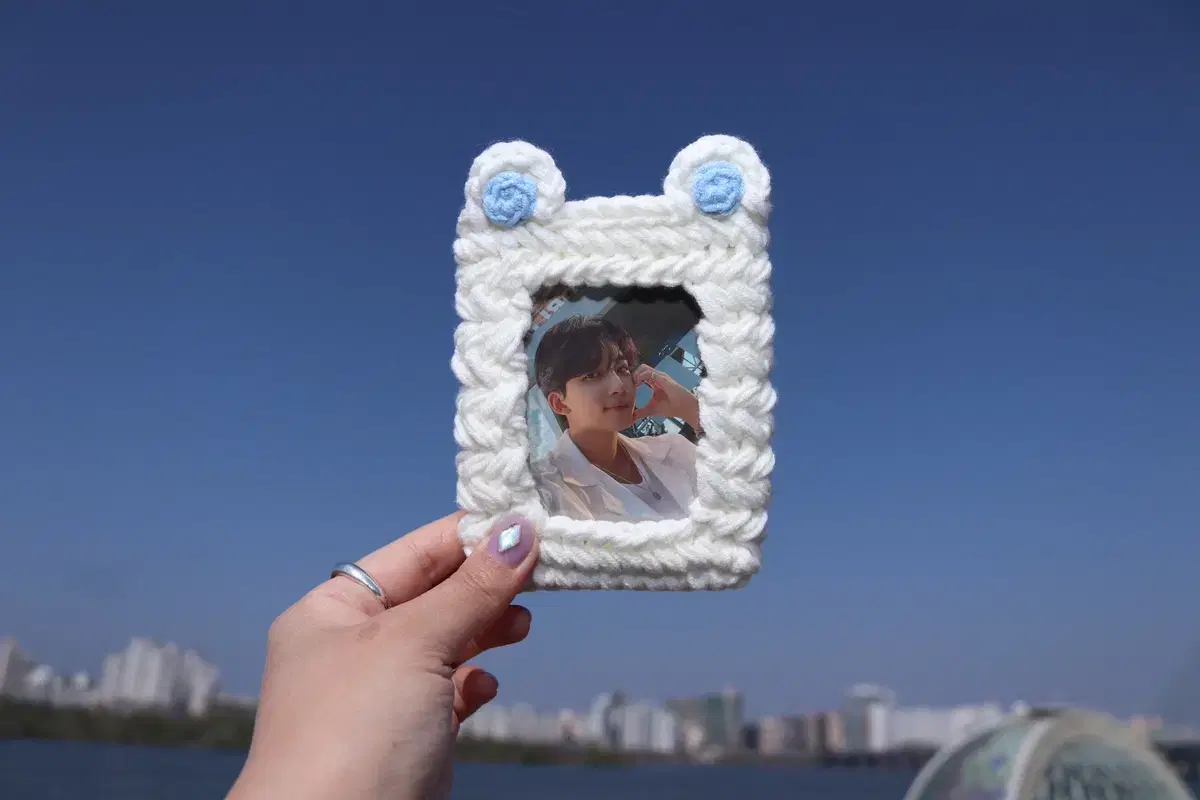 Knitting a bear photocard holder - white beige brown chocolate