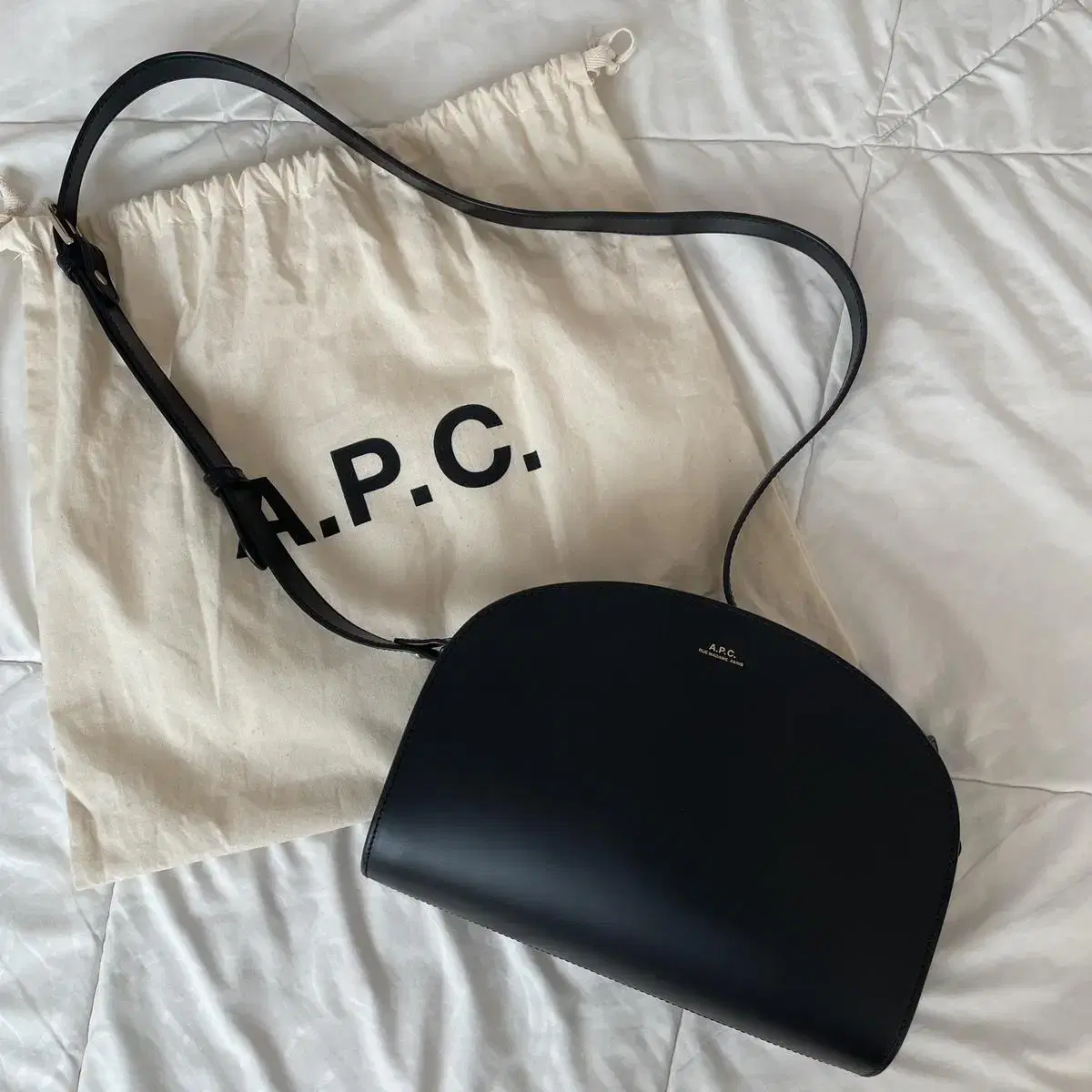 아페쎄 APC 하프문 블랙