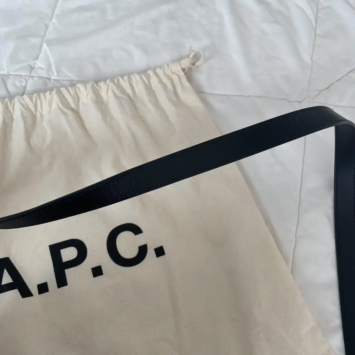 아페쎄 APC 하프문 블랙