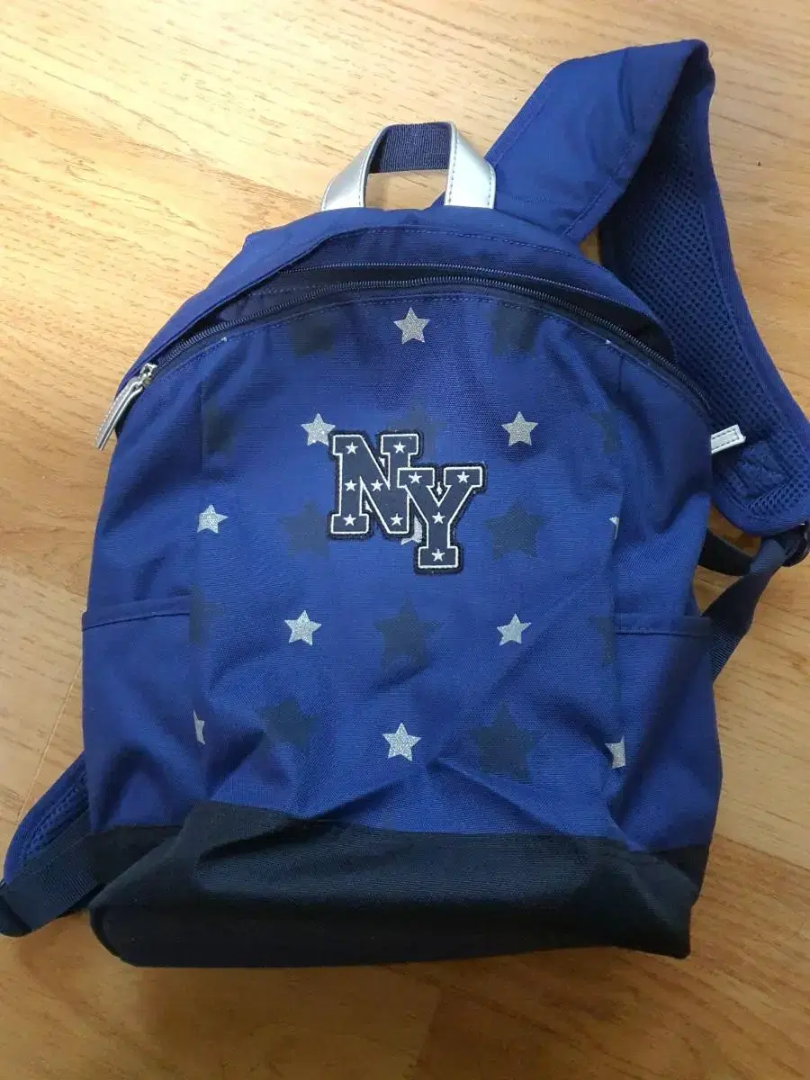 I'm selling a primary school student's bag.