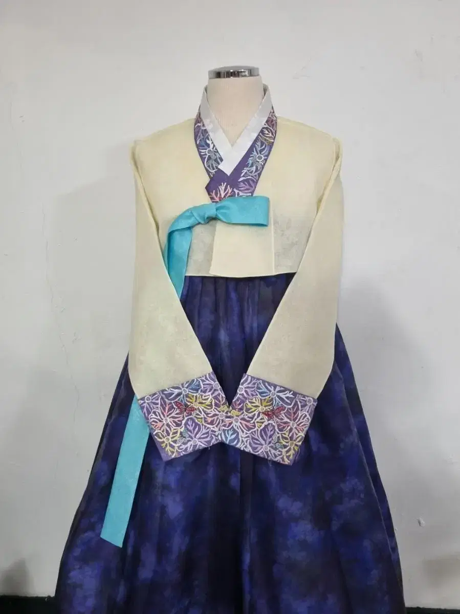 Light yellow jerogori hanbok