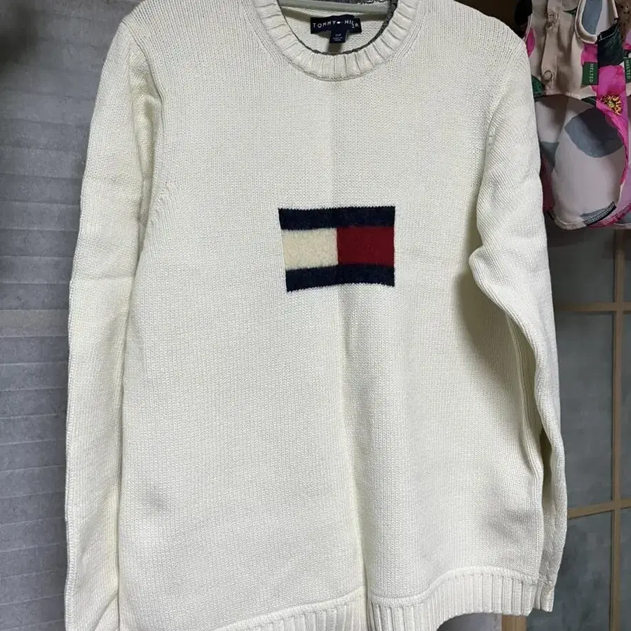 Tommy Hilfiger 타미 로고 블록 화이트 니트