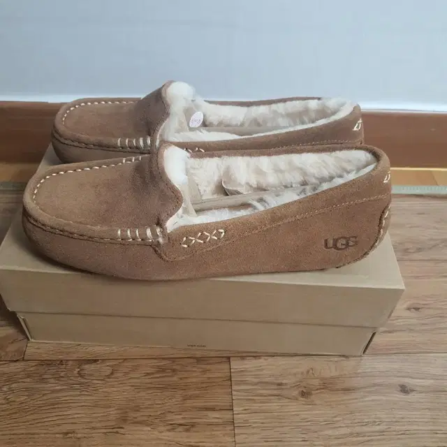 [새상품] UGG  어그  로퍼 _ us8