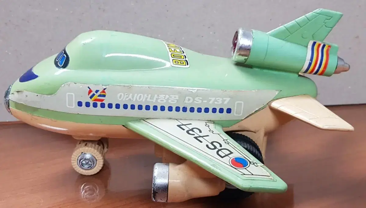 Asiana Airlines DS-737 Toy