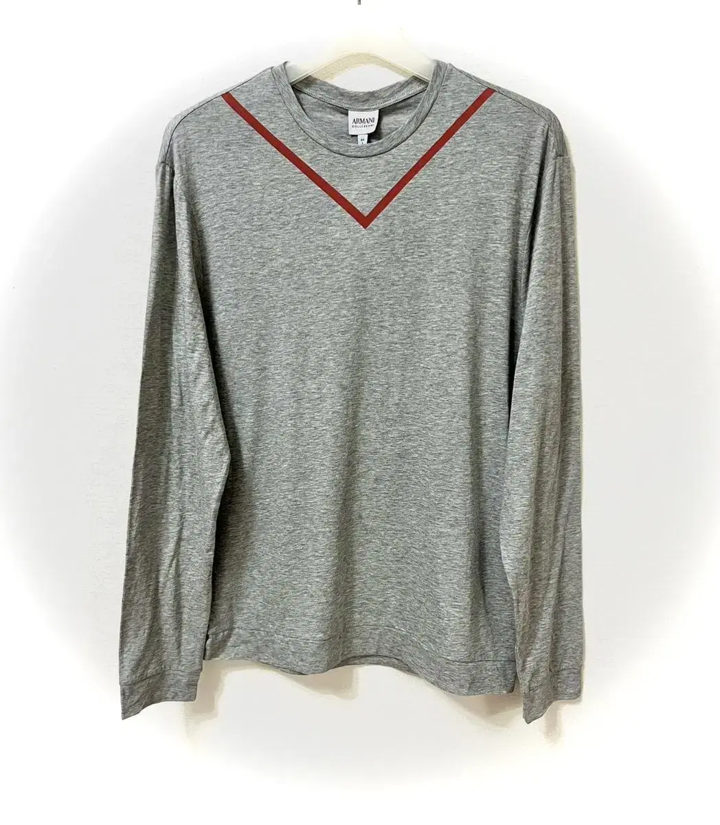 Armani Collezioni crew-neck long-sleeve shirt L. Not pictured.