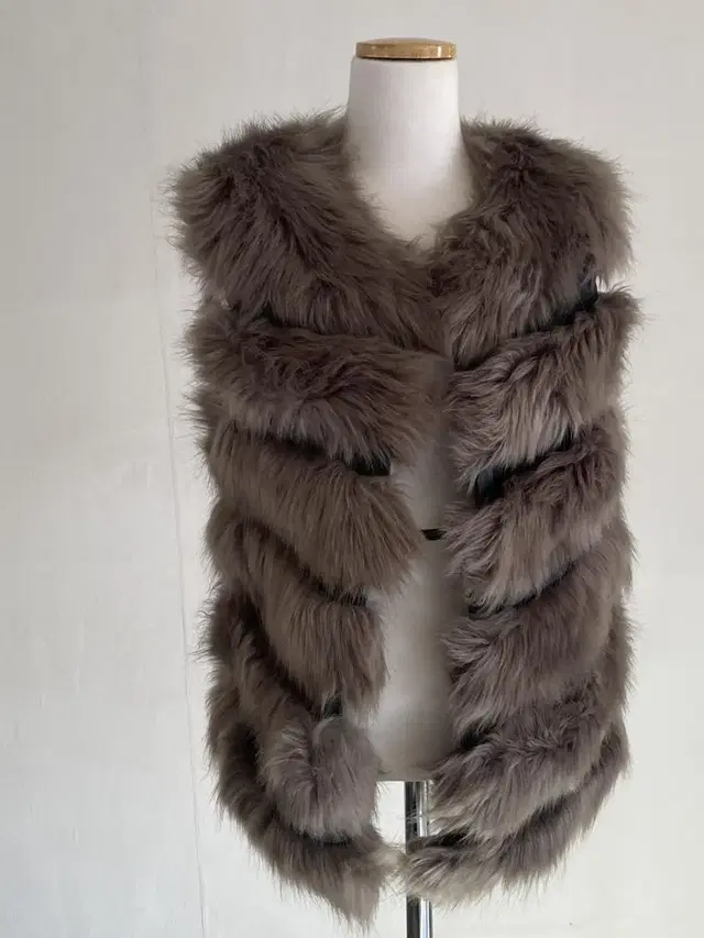 (woman) luxury fur vest