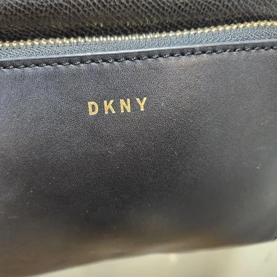 DKNY 미니 크로스백