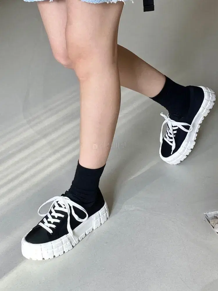 #149. round-toe platform sporty sneaker 230 black