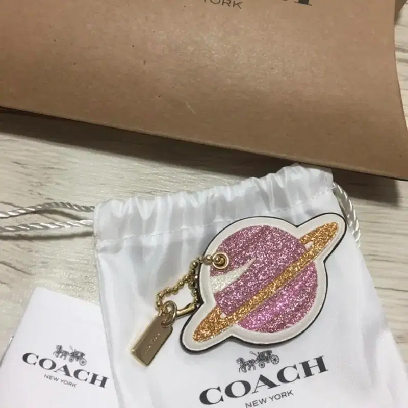 코치 키홀더 우주모양 레더 참 새상품 coach 가죽키링