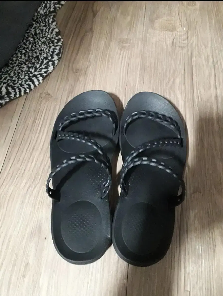 2 pairs of slippers