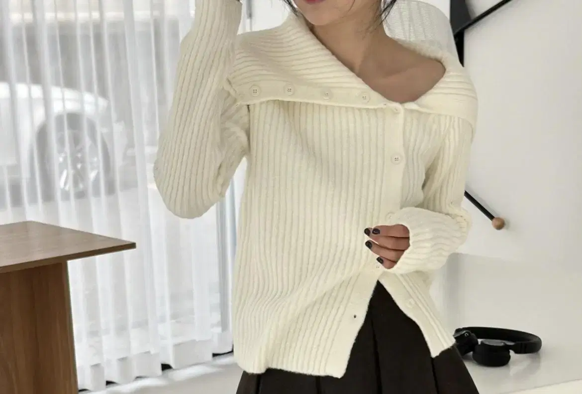 Unbalanced off-shoulder knit button